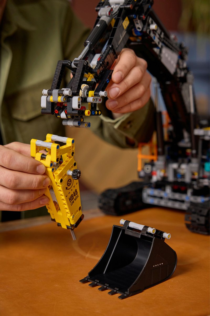 LEGO® Technic Volvo EC500 Hybrid Graafmachine - 42215 — afbeelding 20