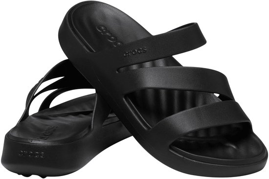 Sandales Crocs noires avec deux brides croisées sur le pied.