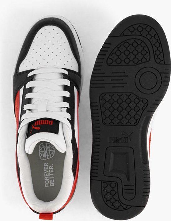 Bovenkant en zool van een witte Puma sneaker met zwarte en rode details.