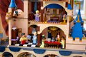 Het interieur van het LEGO Disney Kasteel, met diverse kamers en Disney prinses figuren.
