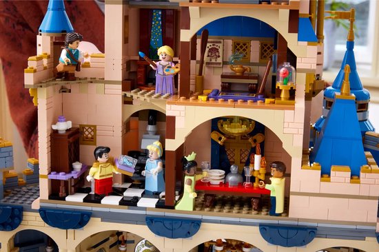 Het interieur van het LEGO Disney Kasteel, met diverse kamers en Disney prinses figuren.