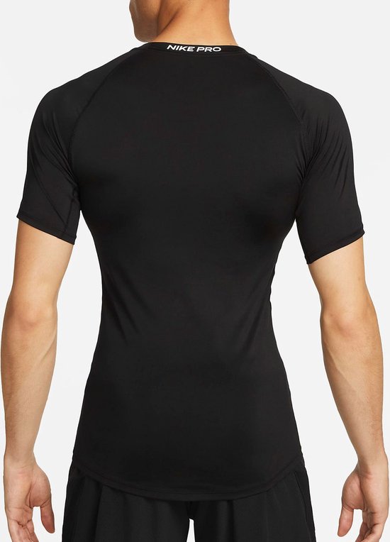 Achterkant van zwart Nike Pro shirt met tekst "NIKE PRO" in witte letters op de nek.