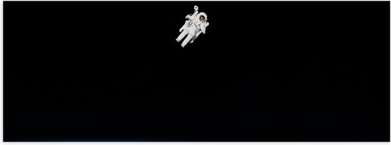 Poster (Mat) - Astronaut Vliegend in Heelal Rondom Aarde - 60x20 cm Foto op Posterpapier met een Matte look