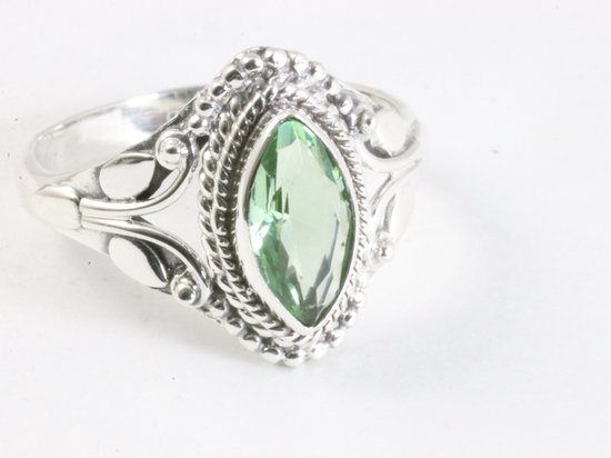 Fijne bewerkte zilveren ring met groene amethist - maat 16.5