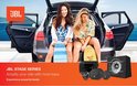 Twee vrouwen zitten in de open kofferbak van een auto, met skateboards. JBL audiosystemen worden getoond, waaronder een subwoofer en luidsprekers.