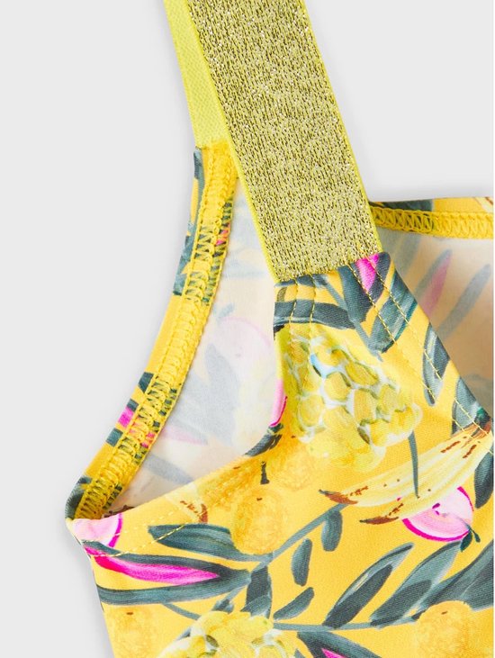 Detail van een gele bikini met tropische print en glitterbandje.