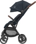 Donkerblauwe Maxi-Cosi kinderwagen met bruine handvatten, witte velgen en een verstelbare kap.