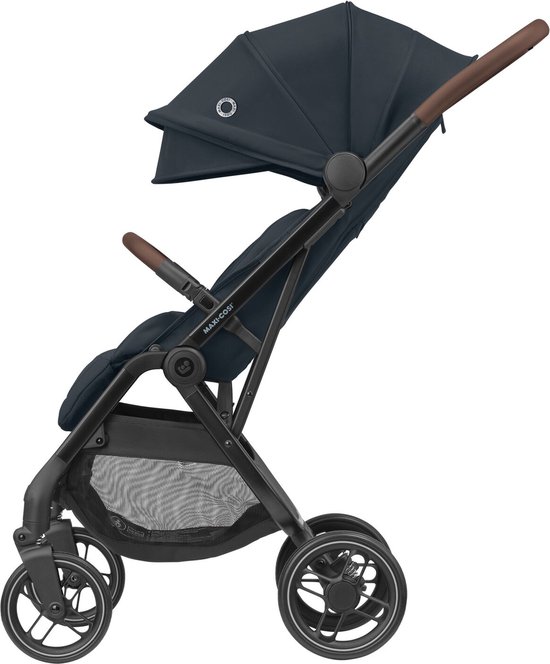 Donkerblauwe Maxi-Cosi kinderwagen met bruine handvatten, witte velgen en een verstelbare kap.