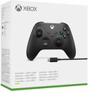 Zwarte Xbox controller met USB-C kabel, in verpakking.