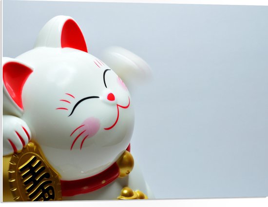 PVC Schuimplaat - Japans Maneki Neko Kattenbeeldje in het Rood met Wit en Goud - 80x60 cm Foto op PVC Schuimplaat (Met Ophangsysteem)