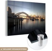 MuchoWow® Glasschilderij 180x120 cm - Schilderij acrylglas - Boten voor de Sydney Harbour Bridge in Australië - Foto op glas - Schilderijen