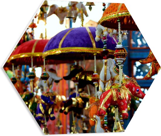 PVC Schuimplaat Hexagon - Traditionele Olifantjes aan Lampionnen op Buitenlandse Diwali Markt - 50x43.5 cm Foto op Hexagon (Met Ophangsysteem)