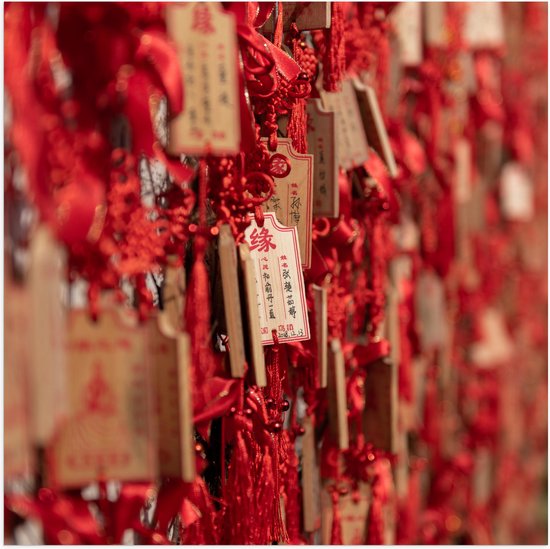 Poster Glanzend – Rode Sleutelhangers met Chinese Tekens aan een Muur - 80x80 cm Foto op Posterpapier met Glanzende Afwerking