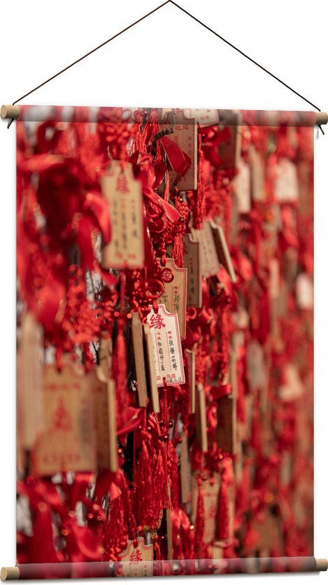 Textielposter - Rode Sleutelhangers met Chinese Tekens aan een Muur - 60x90 cm Foto op Textiel