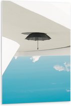 PVC Schuimplaat - Zwarte Paraplu Hangend aan Wit Vlak bij Wolken - 80x120 cm Foto op PVC Schuimplaat (Met Ophangsysteem)