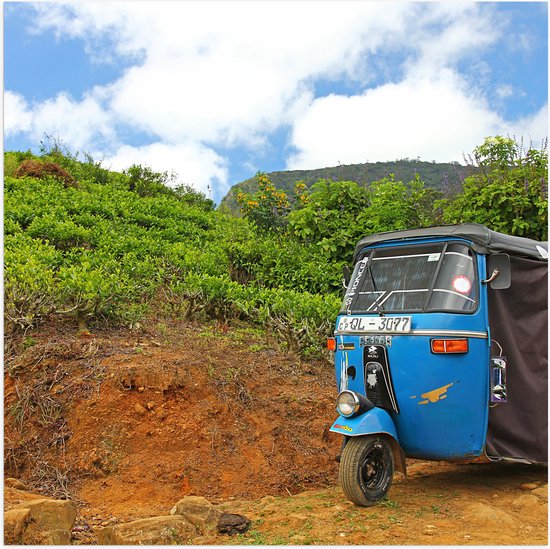 Poster (Mat) - Blauwe Tuktuk Geparkeerd voor Heuvel - 80x80 cm Foto op Posterpapier met een Matte look