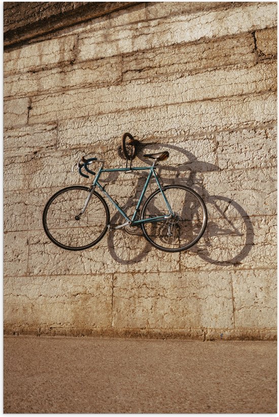 Poster Glanzend – Blauwe Wielrenfiets Hangend aan Stenen Muur - 70x105 cm Foto op Posterpapier met Glanzende Afwerking