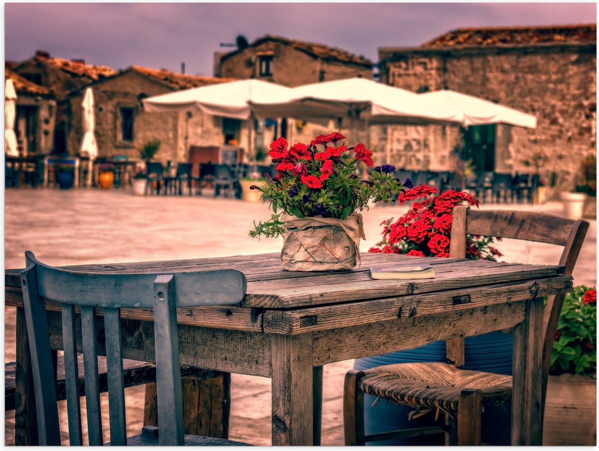Poster Glanzend – Tafel - Pleintje - Bloemen - Stoelen - Parasol - Kleuren - 40x30 cm Foto