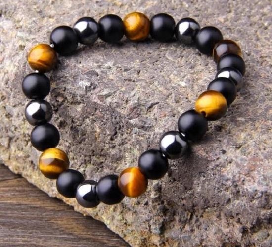 Armband met zwarte, grijze en tijgeroog kralen op steen