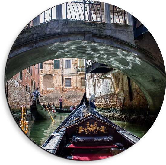 Dibond Muurcirkel - Traditionele Italiaanse Gondel door de Wateren van Venetië - 40x40 cm Foto op Aluminium Muurcirkel (met ophangsysteem)