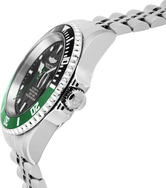 Profiel van een herenhorloge met zwarte wijzerplaat, groene lunette en zilverkleurige band.