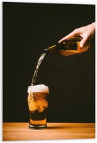 PVC Schuimplaat - Bier - Bierglas - Drank - Drinken - Schenken - Hand - Bierflesje - 60x90 cm Foto op PVC Schuimplaat (Met Ophangsysteem)