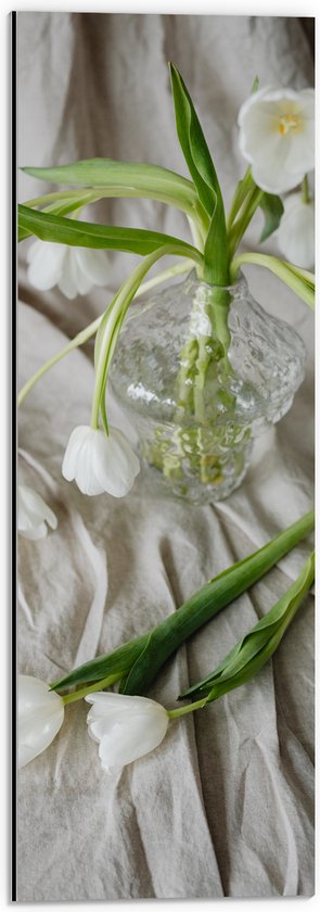 Dibond - Witte Bloemen in Vaas op Wit Laken - 20x60 cm Foto op Aluminium (Met Ophangsysteem)