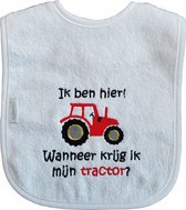 Witte slab met "Ik ben hier! Wanneer krijg ik mijn tractor?" - lief, kraamcadeautje, cadeau, babyshower, rood