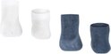 Vier baby sokjes, twee wit en twee donkerblauw.
