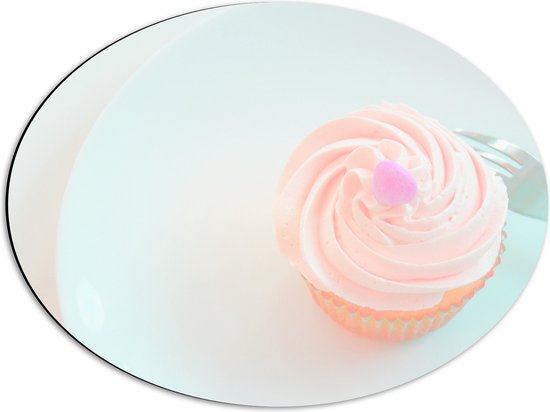 Dibond Ovaal - Roze Cupcake op Bordje met Vork - 56x42 cm Foto op Ovaal (Met Ophangsysteem)