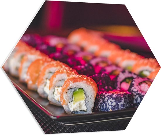 PVC Schuimplaat Hexagon - Schaal Vol met Verschillende Smaken Sushi in Paars Licht - 80x69.6 cm Foto op Hexagon (Met Ophangsysteem)