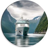Dibond Muurcirkel - Groot Wit Cruiseschip Varend op het Water in Dal van Hoge Bergen - 30x30 cm Foto op Aluminium Muurcirkel (met ophangsysteem)