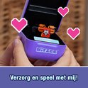 Paars Bitzee-doosje met rood-oranje Bitzee-figuur. Drie roze pixel-hartjes zweven eromheen. Tekst: Verzorg en speel met mij!