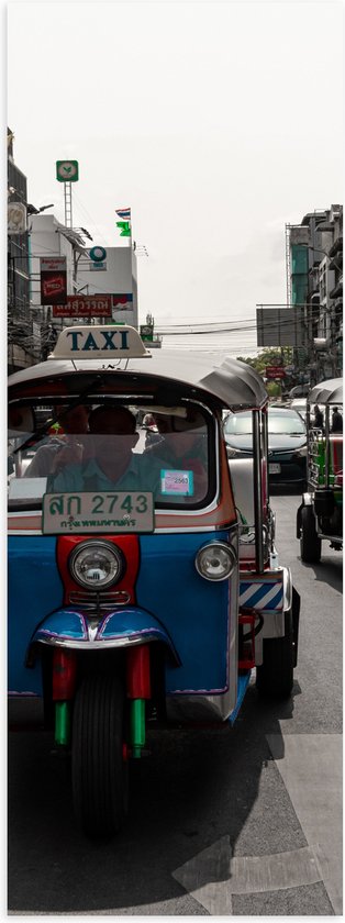 Poster (Mat) - Tuktuks Rijdend door de Straten van de Stad - 30x90 cm Foto op Posterpapier met een Matte look