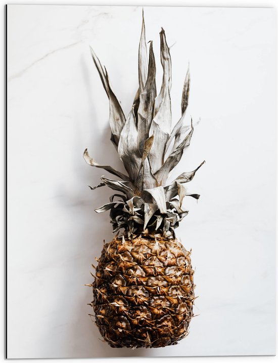 Dibond - Ananas op Witte Achtergrond - 60x80 cm Foto op Aluminium (Met Ophangsysteem)