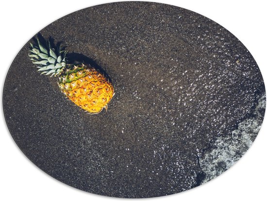 Dibond Ovaal - Ananas op het Strand met Zee - 108x81 cm Foto op Ovaal (Met Ophangsysteem)