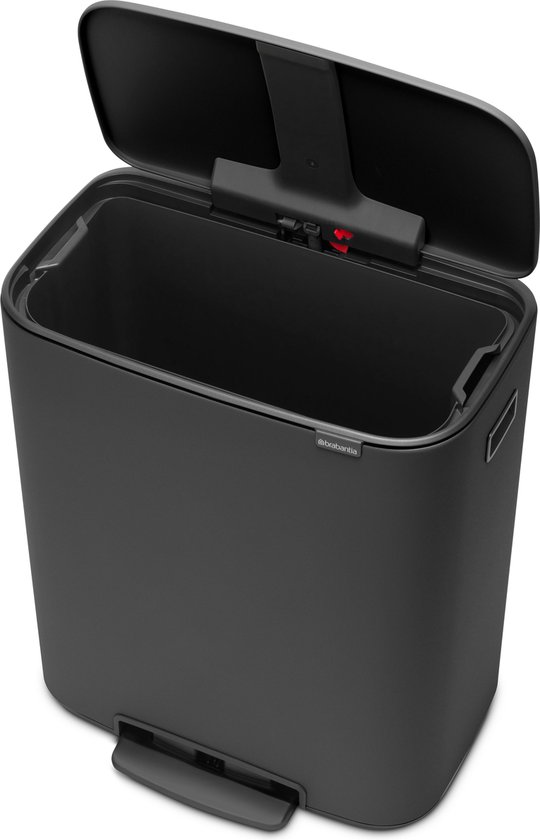 Open donkergrijze Brabantia prullenbak met een grote inhoud en een zichtbaar voetpedaal.