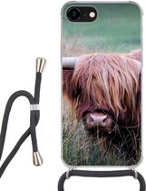 Hoesje met koord Geschikt voor iPhone 7 - Schotse Hooglander - Hoorns - Gras - Siliconen - Crossbody - Backcover met Koord - Telefoonhoesje met koord - Hoesje met touw