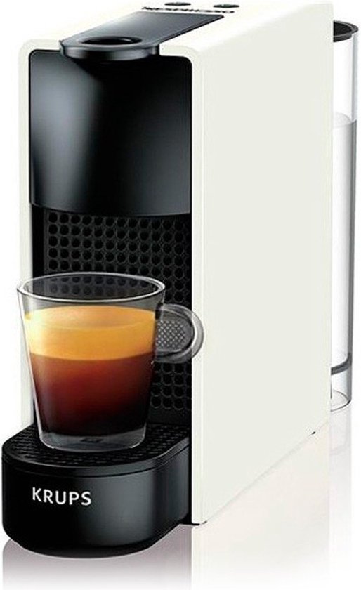 Machine à café Nespresso Krups Essenza Mini blanche, avec panneau de commande noir et un verre d'expresso.