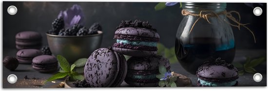Tuinposter – Tafereel van Paarse Macarons met Blauwe Vulling langs Vaas met Paarse Bloemen - 60x20 cm Foto op Tuinposter (wanddecoratie voor buiten en binnen)