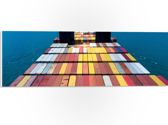 PVC Schuimplaat - Stapels Containers op Vrachtschip op het Water - 60x20 cm Foto op PVC Schuimplaat (Met Ophangsysteem)