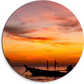 Dibond Muurcirkel - Silhouet van Vissersboot Dobberend op het Water bij Zonsondergang - 50x50 cm Foto op Aluminium Muurcirkel (met ophangsysteem)