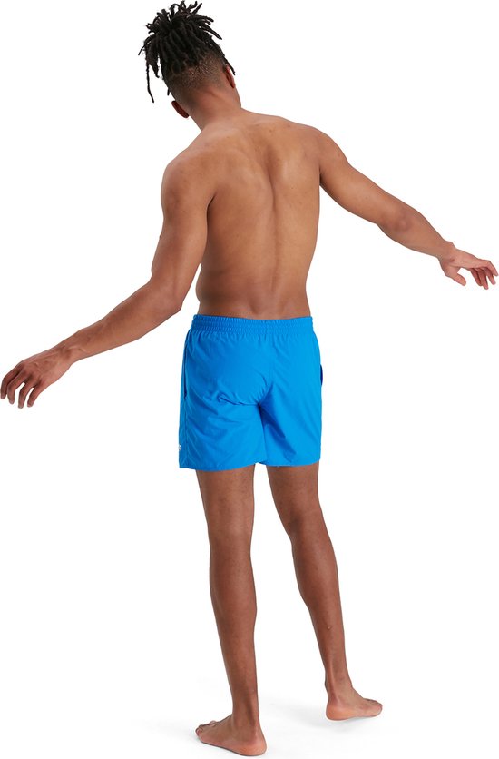 Homme vu de dos, portant un short de bain bleu Speedo avec logo blanc.