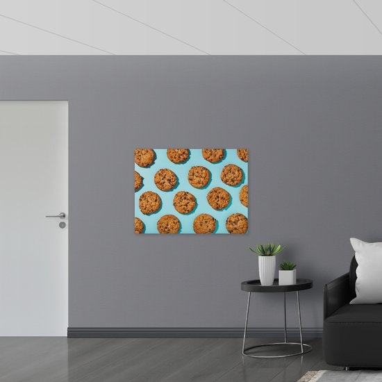 Poster Glanzend – Patronen van Verse Havermout Koekjes op Blauwe Achtergrond - 100x75 cm Foto op Posterpapier met Glanzende Afwerking