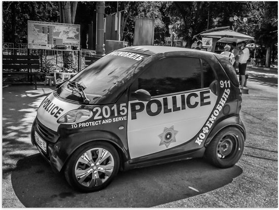 Poster (Mat) - Kleine Politieauto Geparkeerd (Zwart-wit) - 80x60 cm Foto op Posterpapier met een Matte look