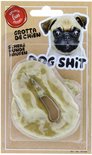 Lichtgele kunsthondendrol met glimmende, bruinere accenten in verpakking met mopshond en tekst 'DOG SHIT'.