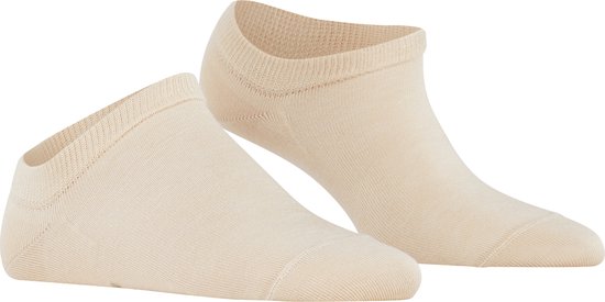 Twee beige Falke Active Breeze sneakersokken tegen een witte achtergrond.