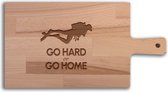 Serveerplank Duiken Go Hard or Go Home - Alle sporten - Hapjesplank - Borrelplank hout - Kaasplank - Verjaardag - Jubilea - Housewarming - Cadeau voor vrouw - Cadeau voor man - Keuken - 36x19cm - WoodWideGifts