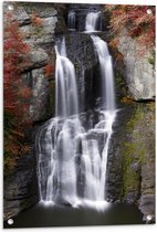 Tuinposter – Berg - Waterval - Water - Bomen - 60x90 cm Foto op Tuinposter (wanddecoratie voor buiten en binnen)