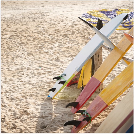 Poster Glanzend – Surfborden bij Tentje op het Strand - 50x50 cm Foto op Posterpapier met Glanzende Afwerking